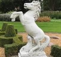 Tijdloze Schoonheid: Betonnen Tuinbeelden voor uw Buitenruimte