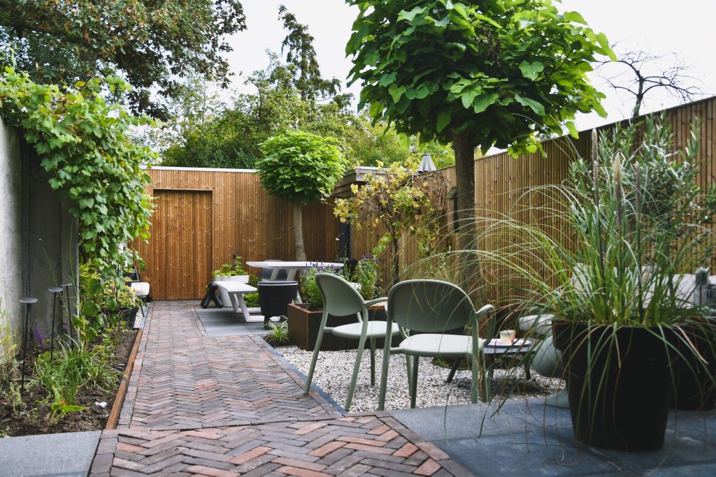 Transformeer je Buitenruimte: Ontdek de Magie van Tuin Renovatie