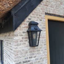 Stijlvolle Buitenverlichting aan de Muur: Verrijk uw Buitenkant met Sfeervolle Wandlampen