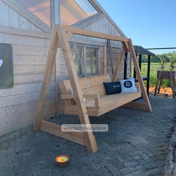Creëer een Ontspannen Buitenruimte met een Hangbank voor in de Tuin
