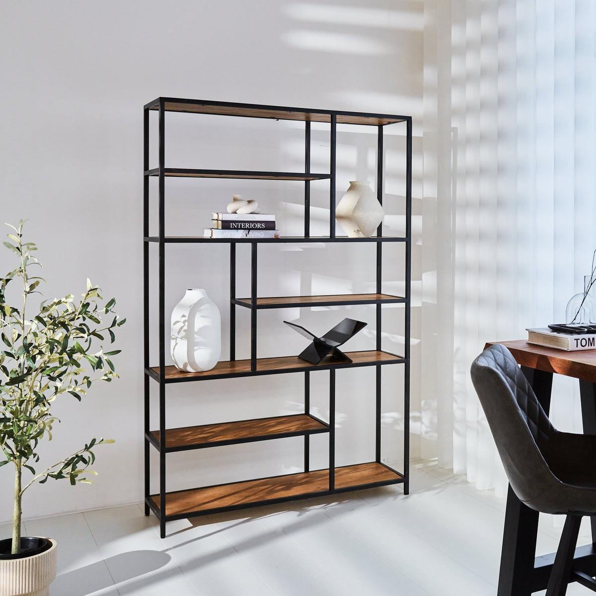 Ontdek de Tijdloze Elegantie van Industriële Kasten voor Jouw Interieur