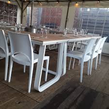 Comfort en stijl: stoelen en tafels huren voor elk evenement bij Blitzz & Co!