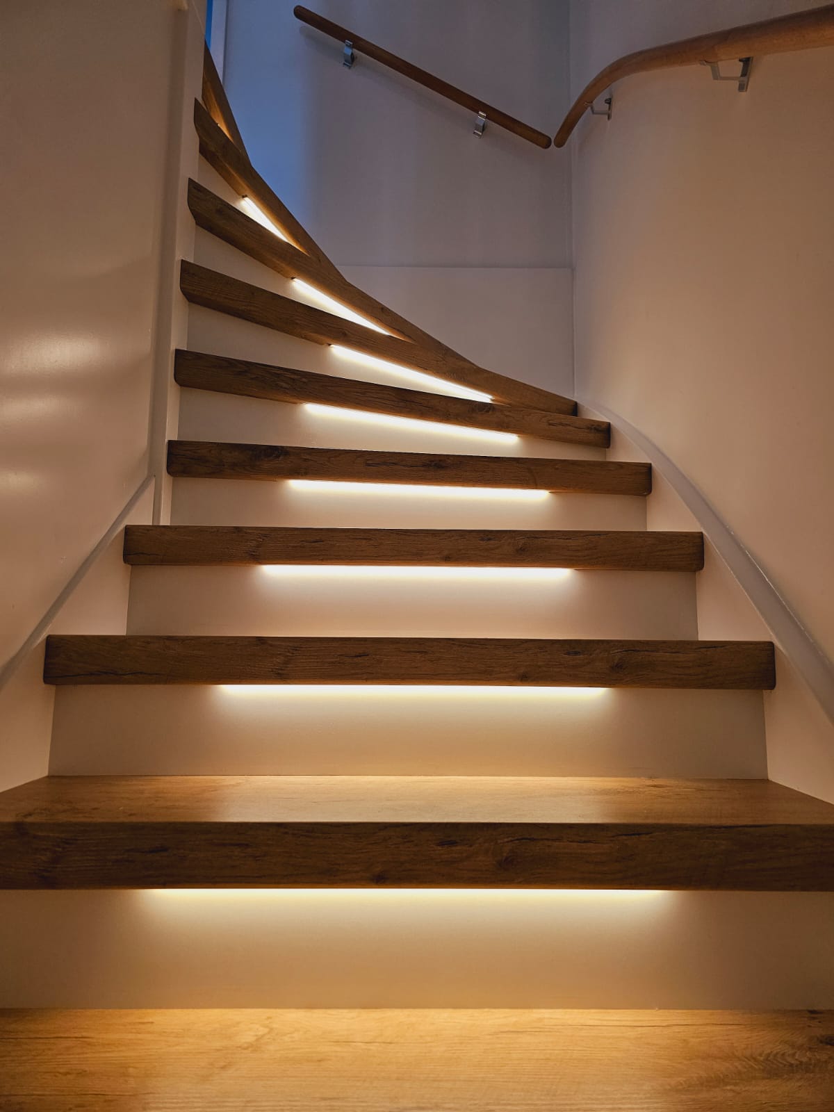 Stijlvolle Traprenovatie met Verlichting: Een Praktische en Sfeervolle Upgrade voor uw Huis