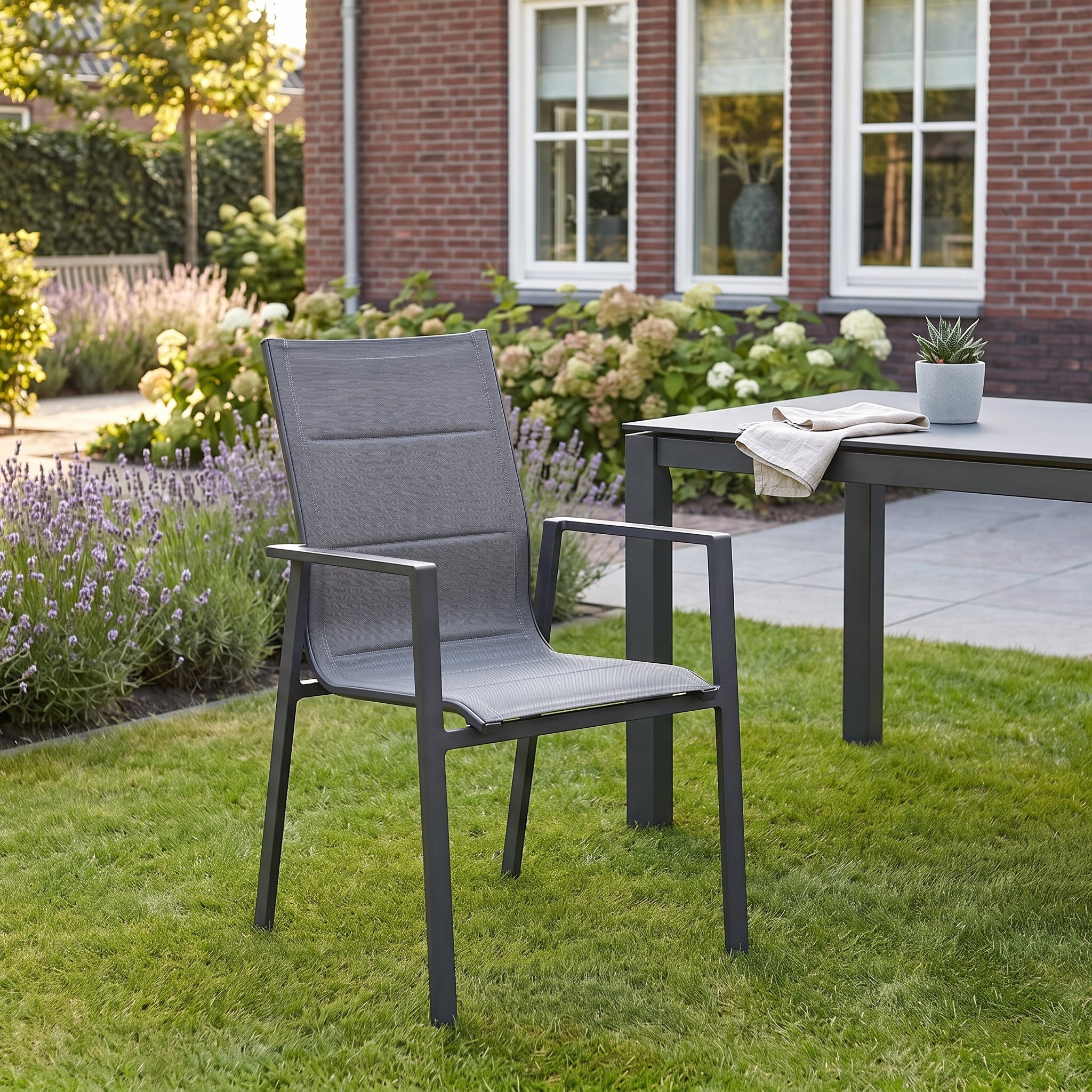 Stapelstoelen voor de tuin: praktisch en stijlvol zitten
